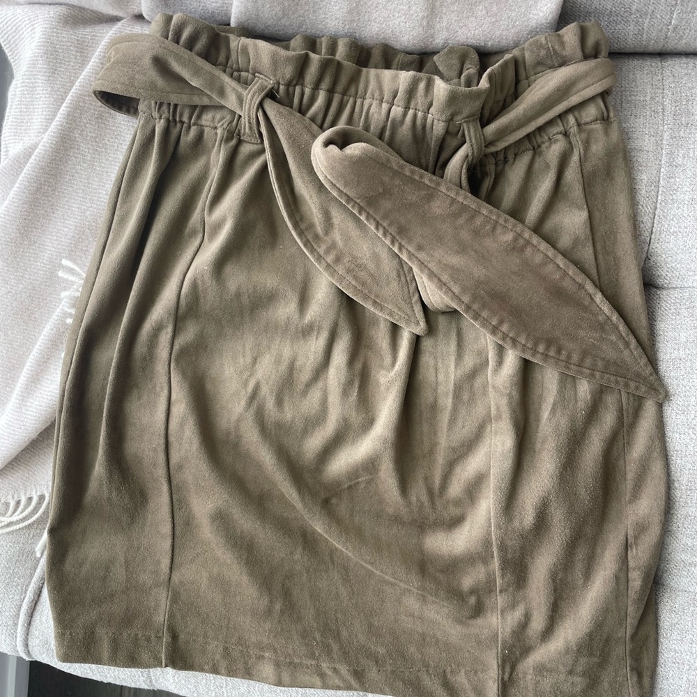 Skirt with tie belt